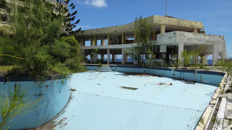 Blick in den Pool eines verlassenen Hotels