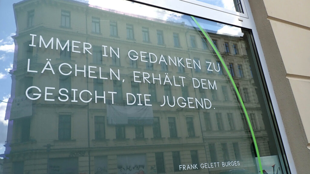 Schriftzug "Immer in Gedanken zu lächeln, erhält dem Gesicht die Jugend."